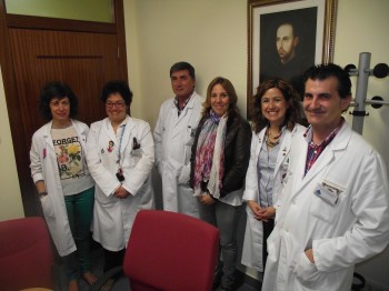 La presidenta de la APC, Dolores Gallardo, junto al Comité de Dirección del Hospital Santa Clotilde