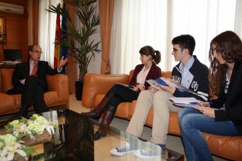 El presidente del Parlamento, José Antonio Cagigas, con los estudiantes del colegio La Salle durante la entrevista
