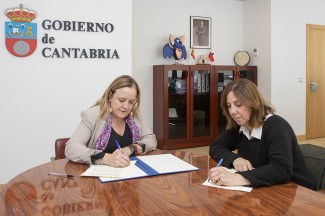 Isabel Urrutia y Dolores Gallardo, durante la firma del convenio de colaboración (Foto: Cristina Santiago)