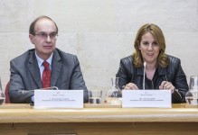 El presidente del Parlamento, José Antonio Cagigas, y la presidenta de la Asociación de la Prensa de Cantabria, Dolores Gallardo (Foto: ROBERTO RUIZ)