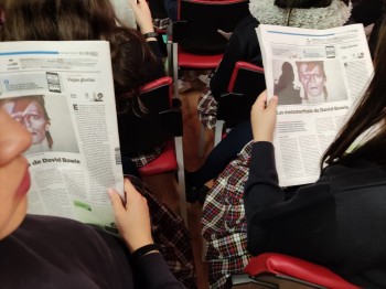 Utilizamos los periódicos para buscar ejemplos de noticias en la prensa del día (FOTO: INTERAULAS)