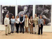 Los periodistas séniors despiden el verano visitando las muestras del artista Enrique Gran y del escritor Álvaro Pombo