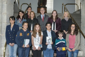 Ganadores del concurso con los profesores y las autoridades asistentes al acto en el Parlamento (Foto: ROBERTO RUIZ)
