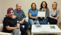 La Asociación de Periodistas de Cantabria realiza una donación a la asociación ‘Manos solidarias. Peñacastillo con Ucrania’
