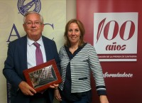 Fernando Jáuregui recoge la placa del centenario de la APC de manos de Dolores Gallardo