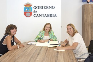 La consejera de Presidencia, Isabel Urrutia junto a Dolores Gallardo y Almudena Ruiz, presidenta y vicepresidenta, respectivamente, de la APC (FOTO: Emma Portillo)