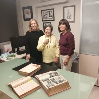 Carmen Carrión enriquece la biblioteca de la Asociación de Periodistas de Cantabria con la donación de varios libros