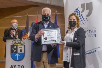 Evaristo Domínguez, alcalde del Ayuntamiento de Meruelo, y Dolores Gallardo, presidenta de la APC. Foto: Roberto Ruiz