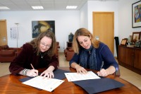 El Gobierno de Cantabria y la APC reeditan el acuerdo para convocar una nueva edición de las becas para jóvenes periodistas