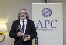 Pablo Hojas con la estatuilla del Premio Estrañi 2016